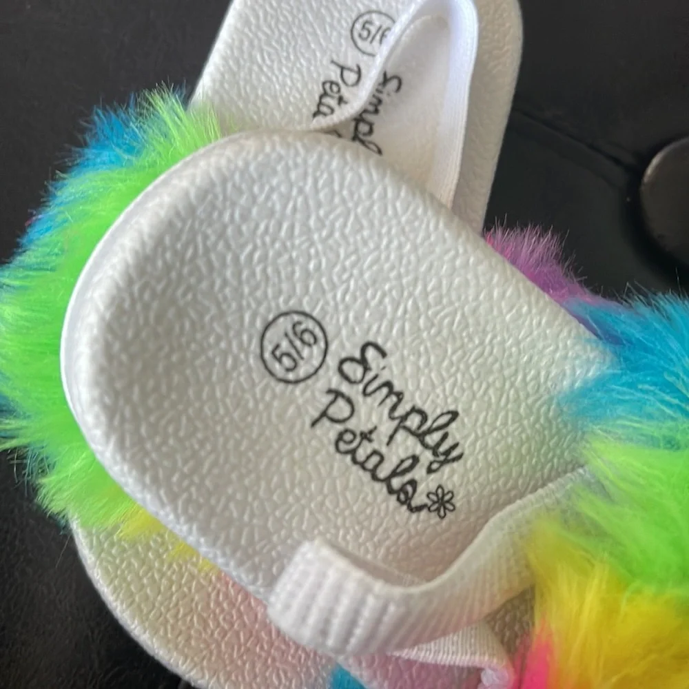 Simply Petals Fluffy Sandals‎